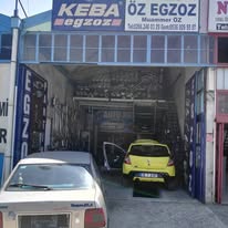 Öz Egzoz Muammer Öz tabelası ve atölye önündeki araçları gösteren Facebook arşiv fotoğrafı